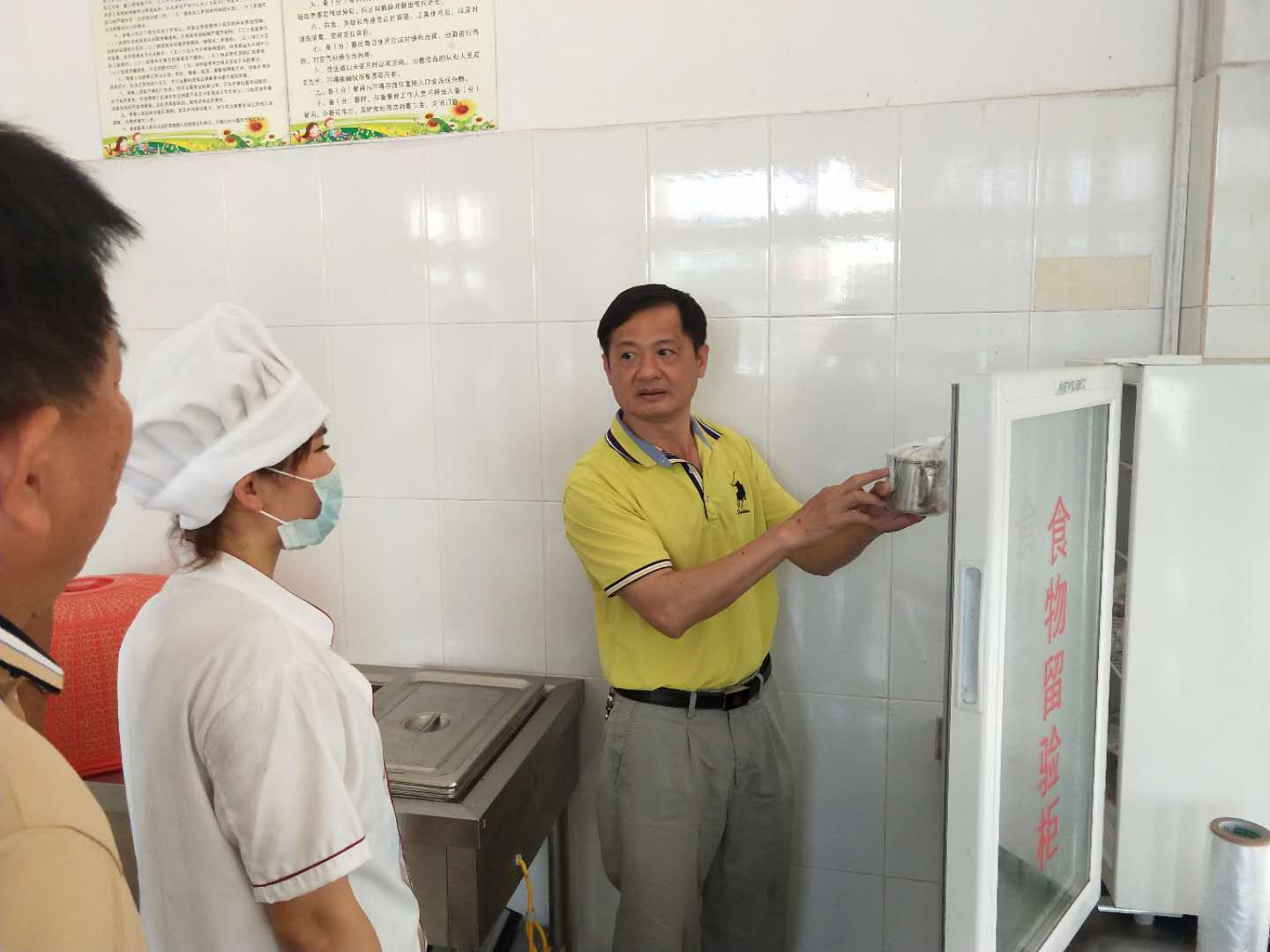 琼中县市场监督管理局开展餐饮食品安全专项整治行动