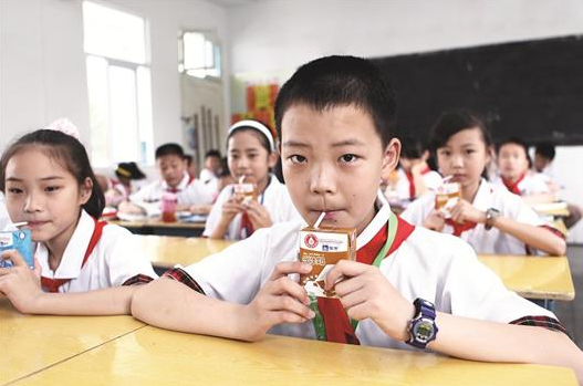 我国儿童营养健康进步明显  “学生饮用奶计划”发挥重要作用