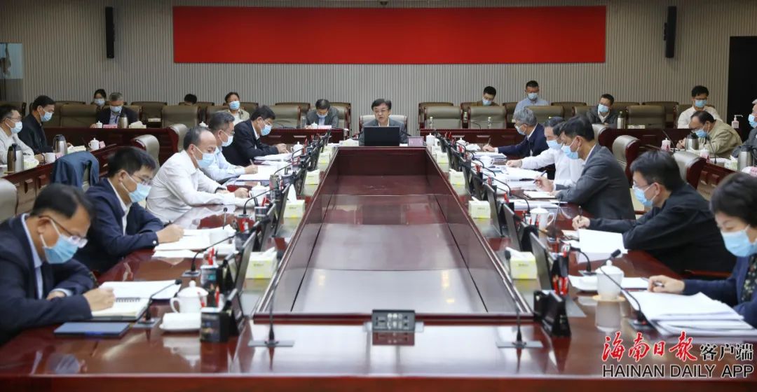 冯飞主持召开省政府党组(扩大)会议暨理论学习中心组学习会议 围绕现代化产业体系建设和城市更新建设工作开展专题学习研讨
