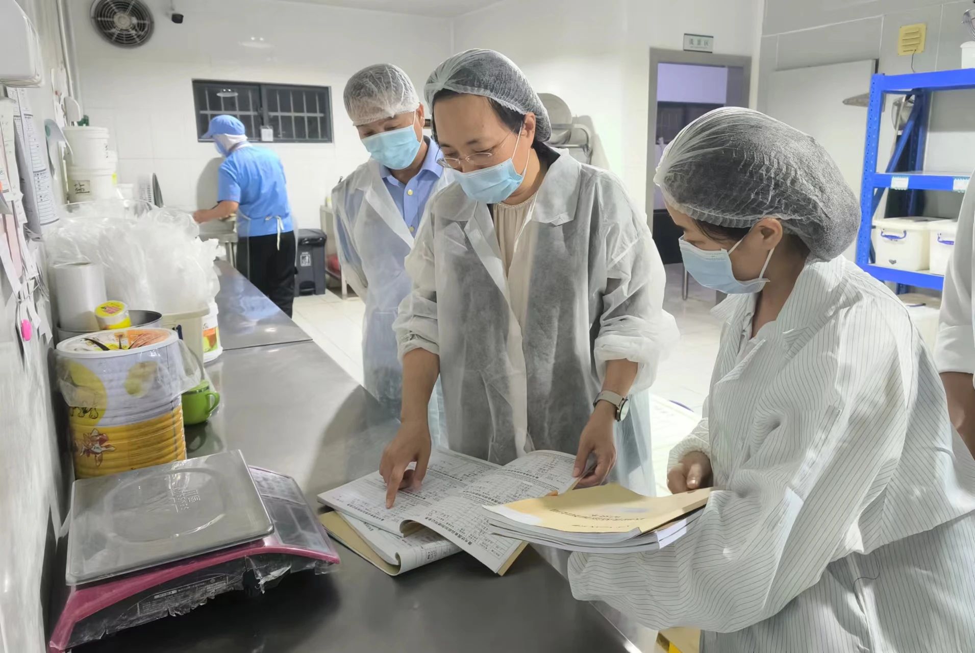 周春华开展食品安全 “两个责任” 包保督导工作