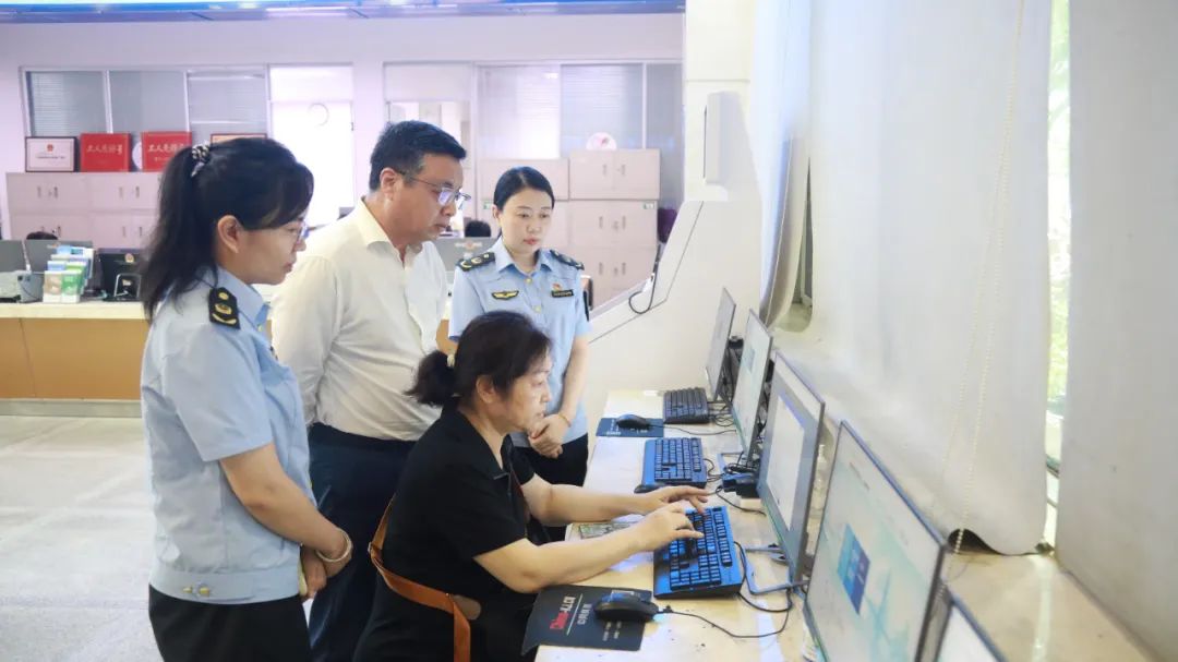 海南省市场监管局开展“局长走流程”活动