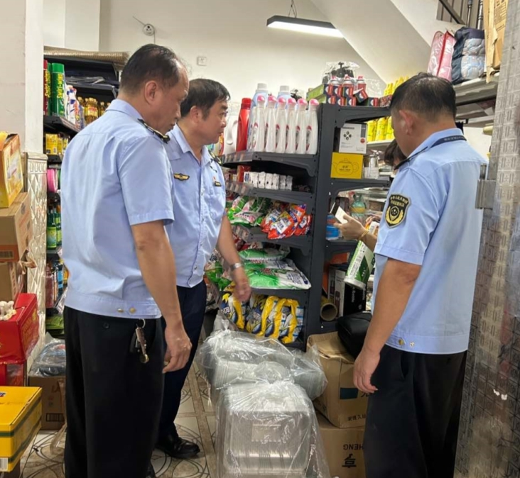 琼中县市场监督管理局查封一次性不可降解的塑料制品51.68公斤
