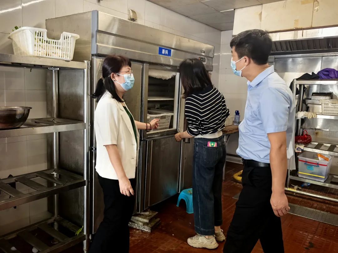 护航运动会 | 三亚市场监管局深入运动会餐饮一线检查指导工作