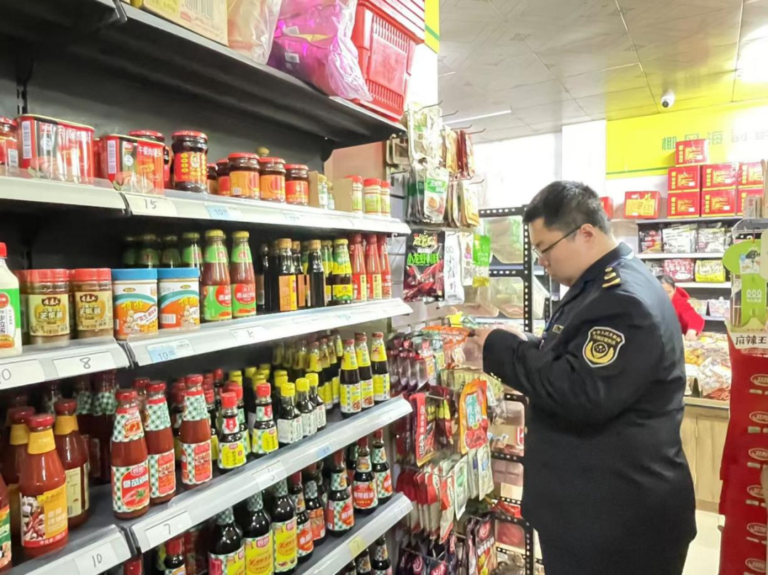 岭口市监所“两手抓”，开展食品流通环节安全专项整治工作