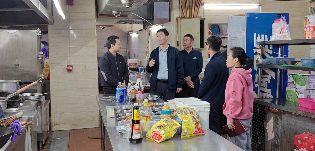 琼中县委常委、县人民政府副县长曾宗强调研餐饮油烟污染专项整治工作