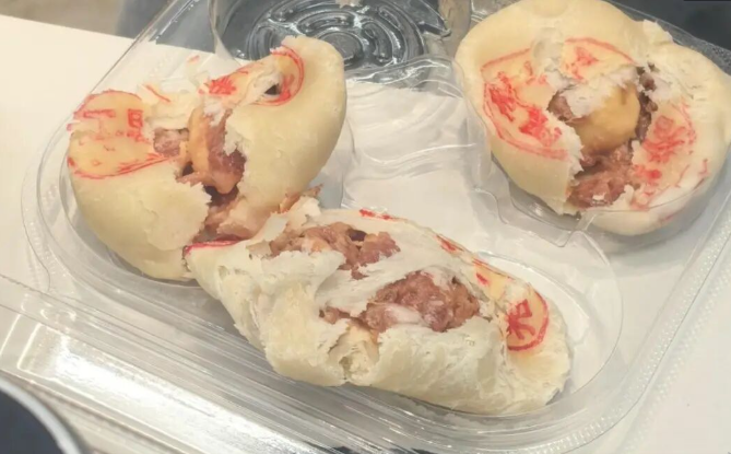 盒马有门店鲜肉月饼吃出“生肉”，门店回应：月饼由门店现烤，正核查情况，夹生是偶然个例
