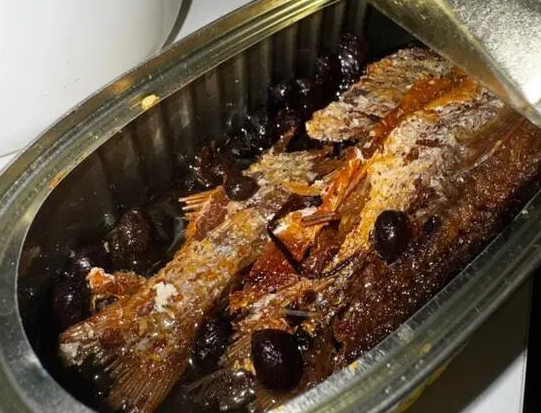 山姆又出事？网友称山姆鲮鱼罐头吃出疑似蟑螂腿异物，客服回应