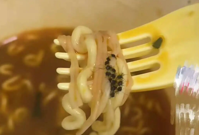 今麦郎方便面吃出虫卵？公司：正在跟进，按经验不是，曾有情况是烧焦面头，不影响食用