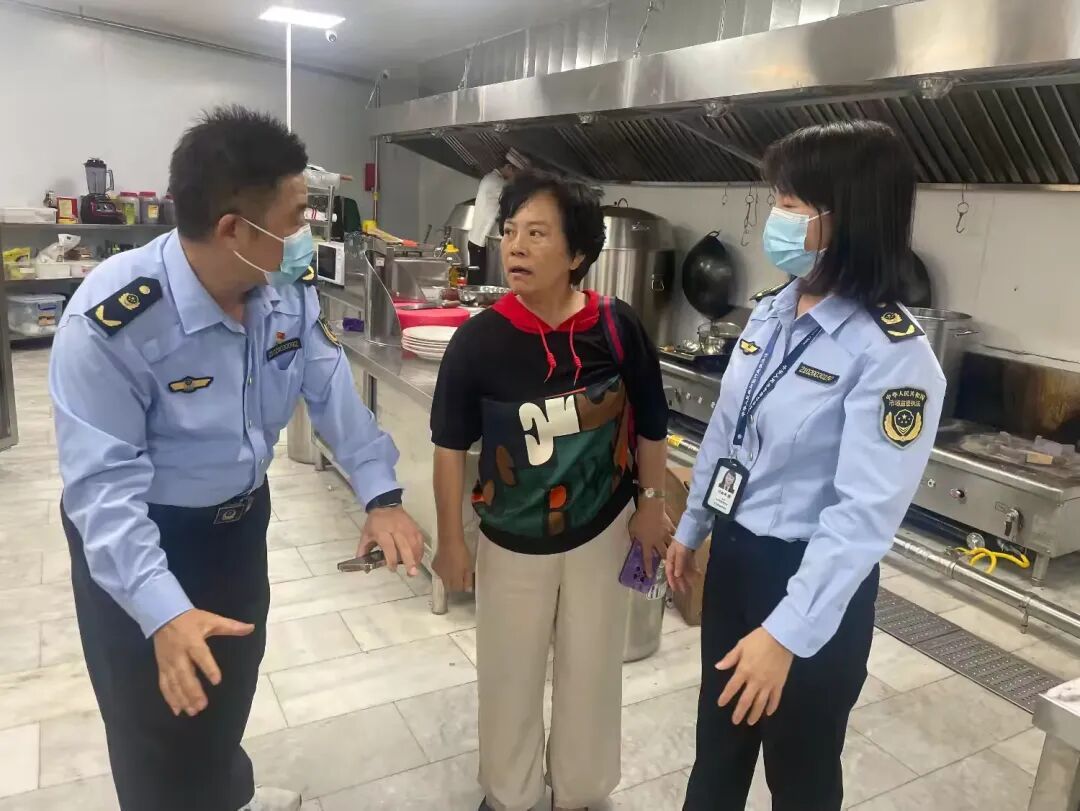 三亚市市场监管局持续开展餐饮食品安全专项检查 守护市民游客&ldquo;舌尖安全&rdquo;