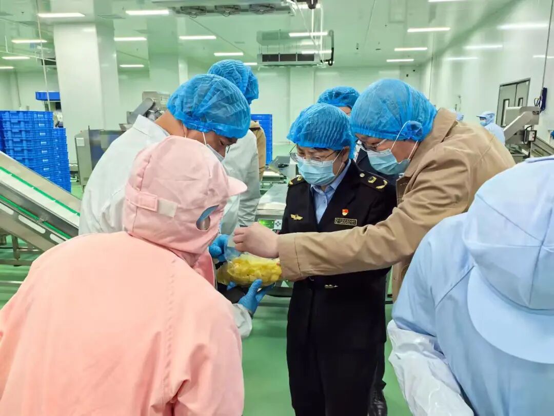 三亚市市场监管局深入校园餐食材供应基地调研